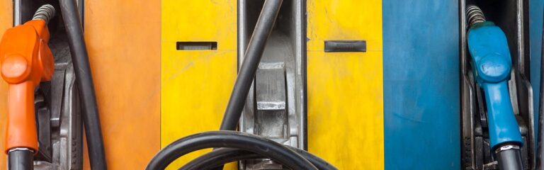 Immagine di una pompa di benzina colorata con tre pistole distinte in evidenza